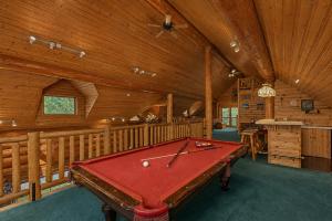 a pool table in a room in a cabin at Soaring Pines Lodge by NW Comfy Cabins in Leavenworth