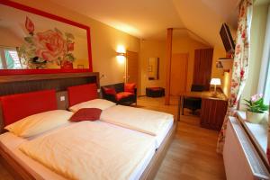a bedroom with a bed and a living room at Rosenhotel - Serviced Apartments in Zwentendorf
