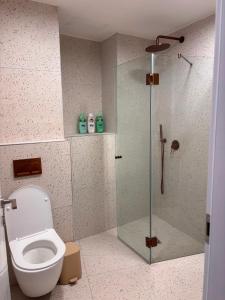 アシュドッドにあるAsuiteのトイレとシャワー付きのバスルーム +1枚の写真