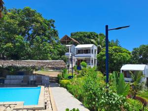 eine Villa mit Swimmingpool und einem Haus in der Unterkunft Mango Eden Hotel in Nosy Be