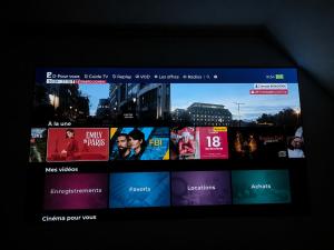 a television screen with a bunch of different websites at Studio duplex à Savenay - Calme & tout confort entre Nantes & l'océan in Savenay