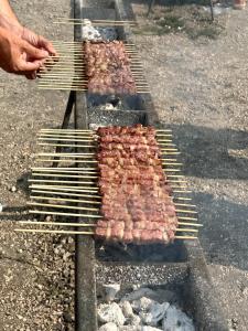 a bunch of meat cooking on a grill at Il Cenerone in Pineto