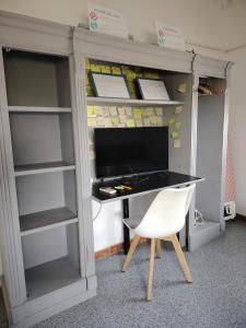 a desk with a white chair in a room at Casa adosada con patio in Jerez