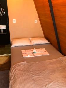 a bedroom with two beds in a room at Chalé estilo in Chapada dos Guimarães