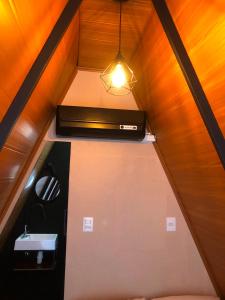 a room with a ceiling with a sink and a light at Chalé estilo in Chapada dos Guimarães