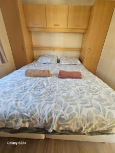 a bed with two pillows on it in a room at De Weerribben Wieden, Natuurhuisje in Wanneperveen