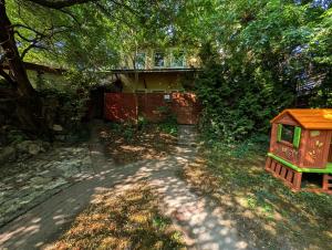 a backyard with a house and a tree at B59 mini in Budakalász