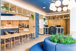 a kitchen and dining room with a table and chairs at B&B HOTEL A Coruña Aeropuerto in Culleredo
