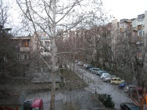 una calle de la ciudad con coches aparcados en la calle en Laki Apartments & Suites, en Skopje
