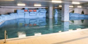 a large swimming pool in a building at Kule Hotel & Spa in Gaziantep
