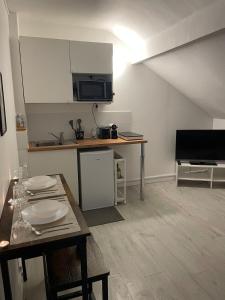 a kitchen with a table and a counter top at Proche métro Line 4 RER B in Bagneux