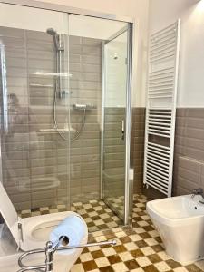 ein Badezimmer mit Dusche, Toilette und Waschbecken in der Unterkunft Relais Villa Sofia in Calcinelli + 42 Fotos