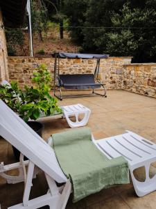 a hammock and a chair on a patio at Casa Mi Capricho in Concejero