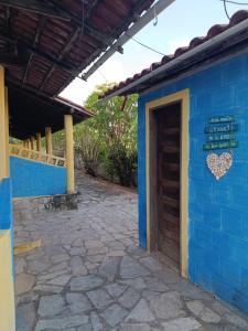 a blue building with a heart sign on it at Recanto Das Marés in Jacumã