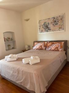 a bedroom with a bed with towels on it at LE SOLEIL DOREE' Maison Du Mere' LERICI 5 TERRE in Pitelli