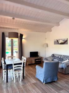 ein Wohnzimmer mit Esstisch und Sofa in der Unterkunft Relais Villa Sofia in Calcinelli