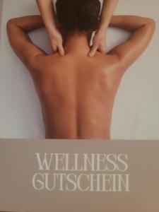 a back of a man with his hands on his back at Unser Hasenstall in Wietzendorf