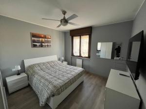 a bedroom with a bed and a ceiling fan at bilocale con NETFLIX INCLUSO in Lodi