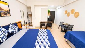 a room with a bed and a table and chairs at Flat Premium a 500m do aeroporto Santos Dumont & Consulados in Rio de Janeiro