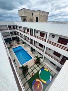an aerial view of a building with a swimming pool at Residencial Ibiapaba Flat 16 - Com piscina e ótima localização in Camocim