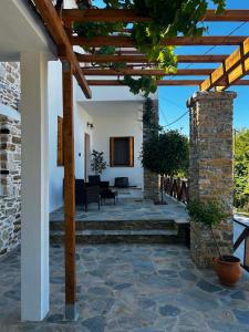 an external view of a house with a stone patio at Georgia House Portaria in Portaria