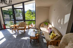 ein Wohnzimmer mit Sofa und Glastisch in der Unterkunft Arhondaric in Rucăr