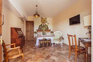 a living room with a table and two chairs at Tenuta di Monte Gemini in Campagnano di Roma +10 photos
