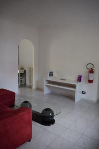 a living room with a red couch and a table at Appartamento Rubiana in Rubiana