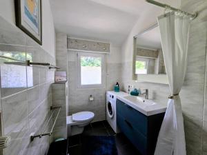 a bathroom with a sink and a toilet and a shower at HR Townhouse Honigbach in Coesfeld +59 photos
