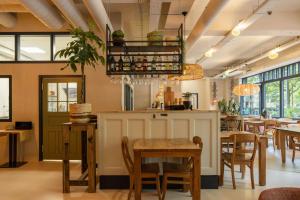 een restaurant met tafels en stoelen en een bar bij Forest Hotel in Den Helder