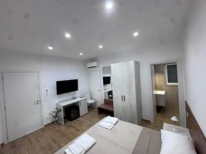 a white room with a bed and a desk at Les chambres de Nancy in Contursi Terme