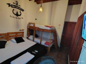 a room with two bunk beds and a tv at CONFORT Room AIRE AC - Desayuno - Tv - Baño Compartido - Excelente Ubicación Muelle Cruceros - Exquisita Atención y Buen Ambiente in Cartagena de Indias