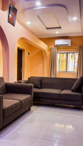 ein Wohnzimmer mit zwei braunen Sofas in einem Zimmer in der Unterkunft Lavignon in Taméklo