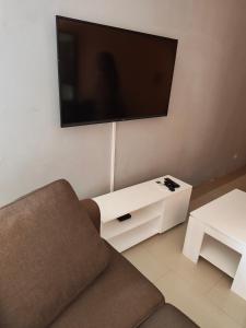ein Wohnzimmer mit Sofa und Flachbildfernseher in der Unterkunft Lavignon in Taméklo