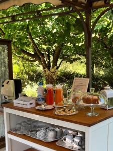a table with food and drinks on top of it at I Suoni di Valle Martina in Poderia +110 photos