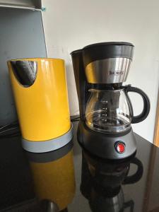 a yellow and black blender sitting on a counter at La mejor terraza en el centro de Viña del Mar, cerca de todo in Viña del Mar