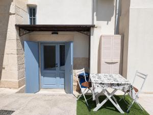 a table and chairs sitting in front of a door at Dimora di Leo in Bisceglie