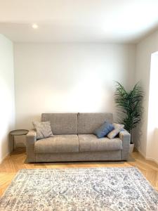 a living room with a couch and a rug at Le Port Vieux in Pesaro