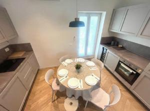 a kitchen with a table and chairs in a kitchen at Le Port Vieux in Pesaro