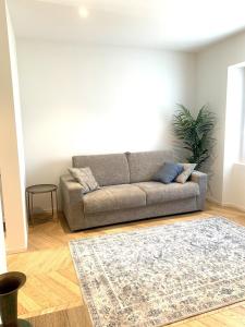 a living room with a couch and a rug at Le Port Vieux in Pesaro