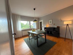 a dining room with a table and chairs in a room at Landblick Halver - Ferienwohnung mit Balkon in Halver