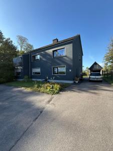a black house with a car parked in the driveway at Landblick Halver - Ferienwohnung mit Balkon in Halver