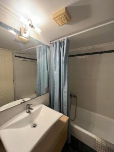a bathroom with a sink and a shower at Paradise House in Lefkandi Chalkidas +29 photos