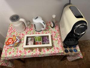 a table with a table cloth with a sewing machine at Casa Michele in Pontremoli