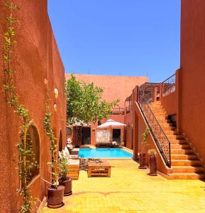 a courtyard with a swimming pool in a building at Guest House Bagdad Café in Aït Benhaddou