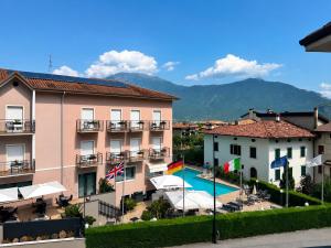 Blick auf den Innenhof eines Hotels mit Swimmingpool in der Unterkunft Hotel Alberello - Varone in Riva del Garda