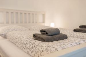 Llit o llits en una habitació de Aposto Apartement 4