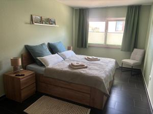 a bedroom with a bed with two towels on it at Ferienwohnung Grüne Oase in Lübbenau