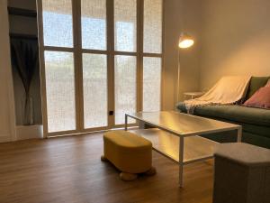 a living room with a coffee table and a couch at Le Spot - Capbreton - Au calme et à deux pas de la mer in Capbreton
