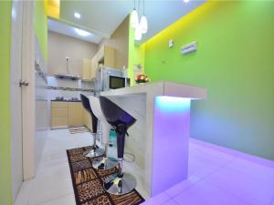 Η κουζίνα ή μικρή κουζίνα στο Johar Jantan Apartment